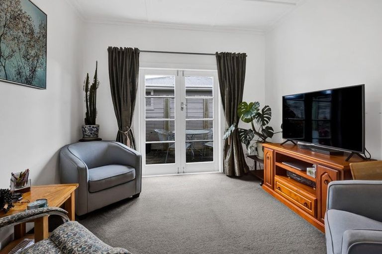 Photo of property in 15b Atiawa Street, Glen Avon, New Plymouth, 4312