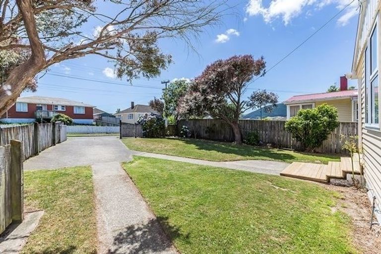 Photo of property in 32 Davidson Crescent, Tawa, Wellington, 5028