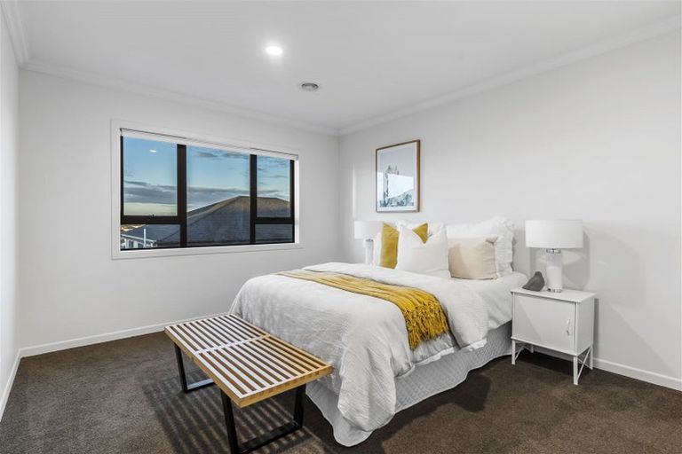 Photo of property in 16 Fernhill Way, Oteha, Auckland, 0632