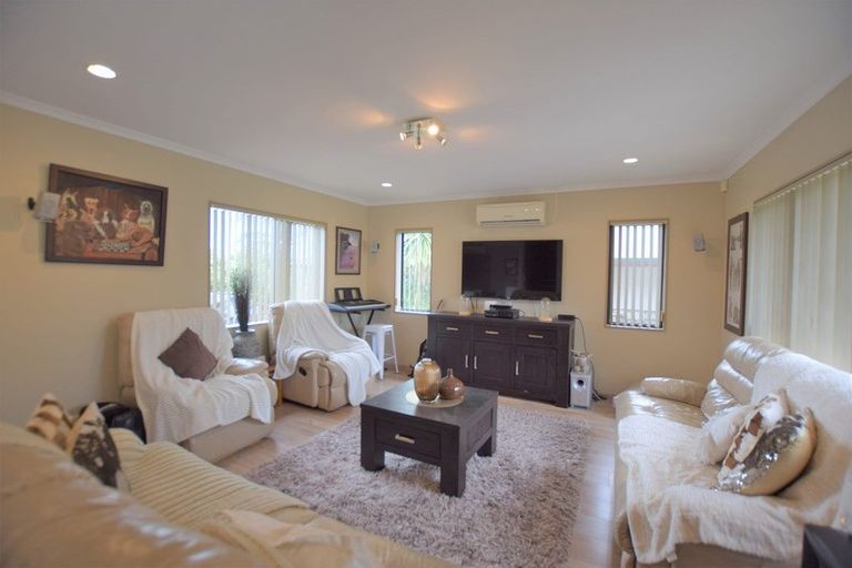 Photo of property in 24 View Ridge Drive, Ranui, Auckland, 0612