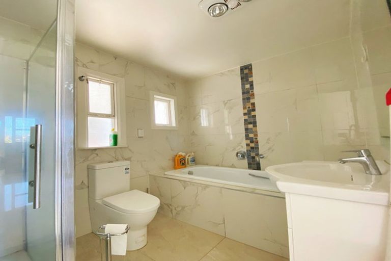 Photo of property in 1/28 Rangitoto Terrace, Milford, Auckland, 0620