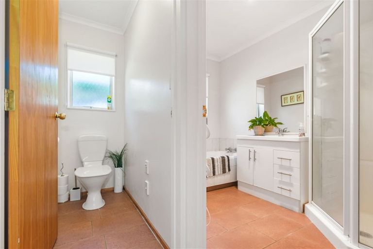 Photo of property in 36 Waiwherowhero Drive, St Andrews, Hamilton, 3200