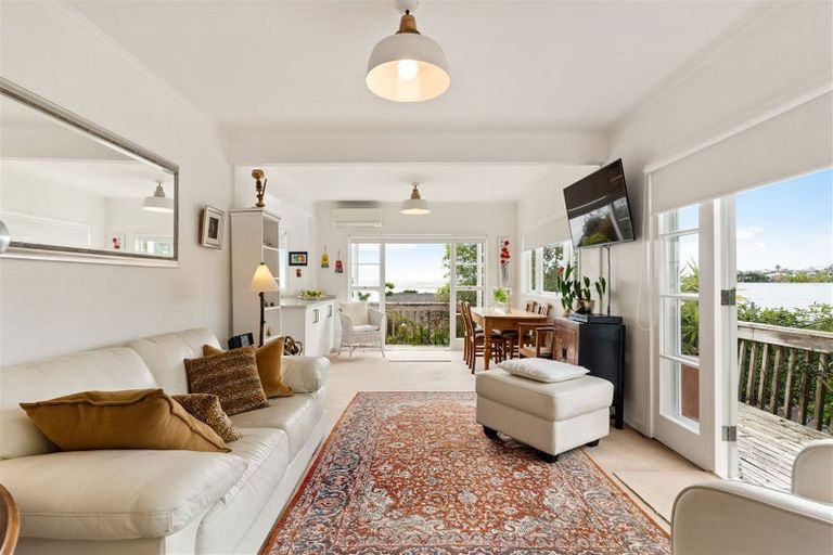 Photo of property in 1/94 Island Bay Road, Beach Haven, Auckland, 0626