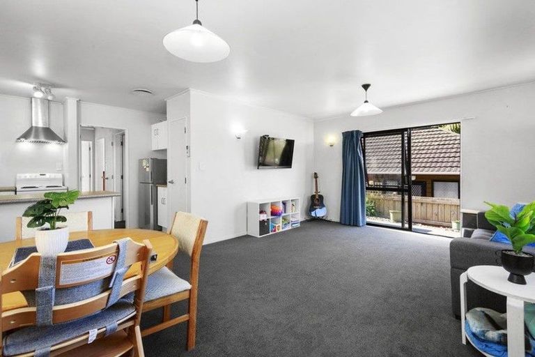 Photo of property in 2/4 Dowse Drive, Maungaraki, Lower Hutt, 5010