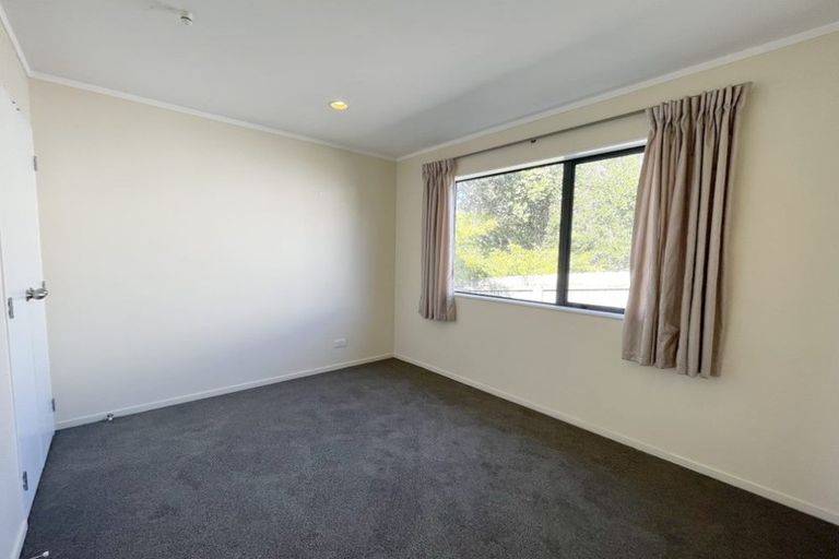 Photo of property in 4 Karo Place, Glendene, Auckland, 0602