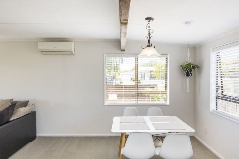 Photo of property in 2 Chatsworth Place, Highbury, Palmerston North, 4412