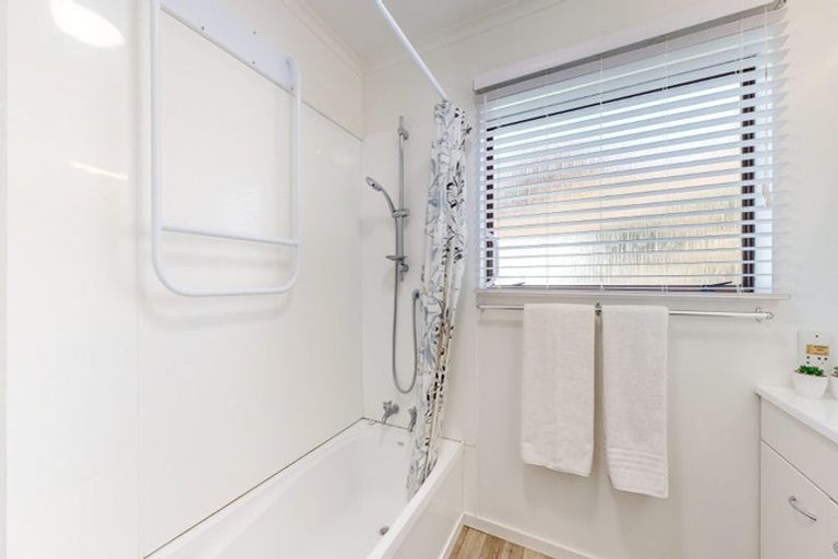 Photo of property in 14b Pohutukawa Drive, Owhata, Rotorua, 3010