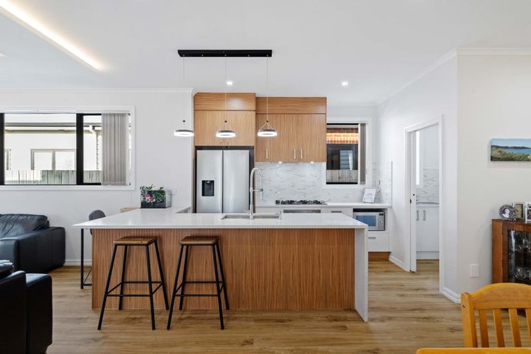 Photo of property in 4 Poutawa Lane, Clarks Beach, 2122