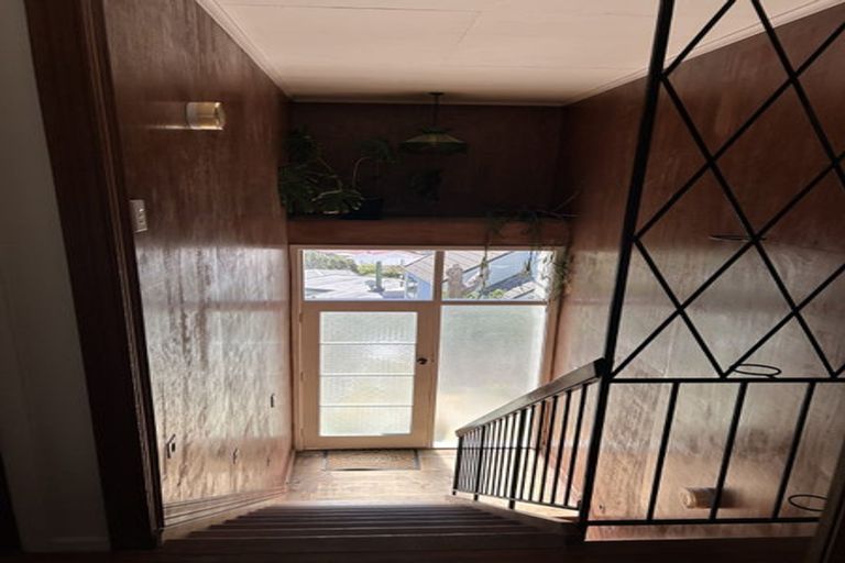 Photo of property in 18 Aplin Terrace, Ngaio, Wellington, 6035