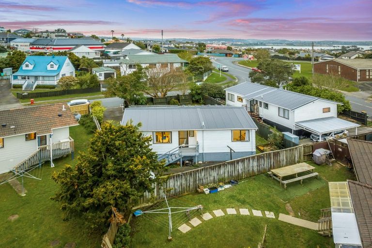 Photo of property in 2/2 Crosby Road, West Harbour, Auckland, 0618