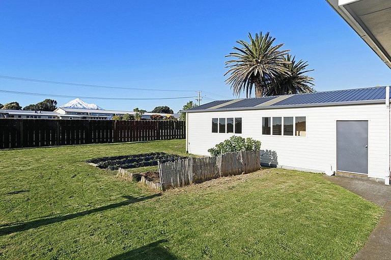 Photo of property in 33 Longfellow Road, Opunake, 4616