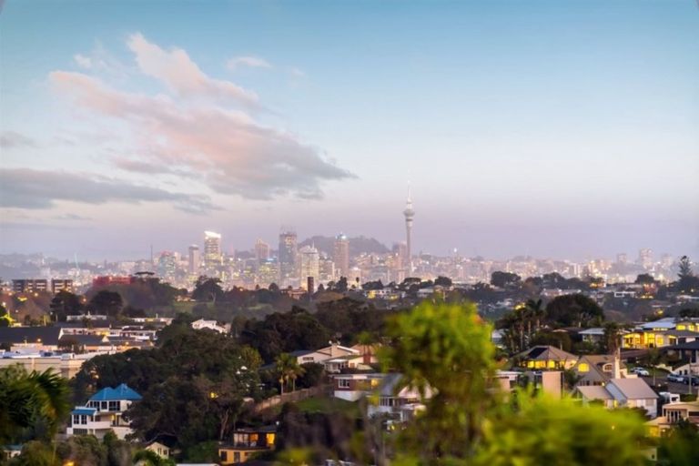 Photo of property in 2/5 Marama Street, Castor Bay, Auckland, 0620