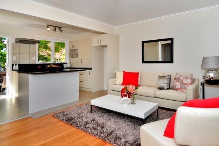 Photo of property in 2/15 East Coast Road, Milford, Auckland, 0620