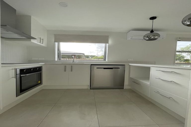 Photo of property in 28a Yeovil Road, Te Atatu Peninsula, Auckland, 0610