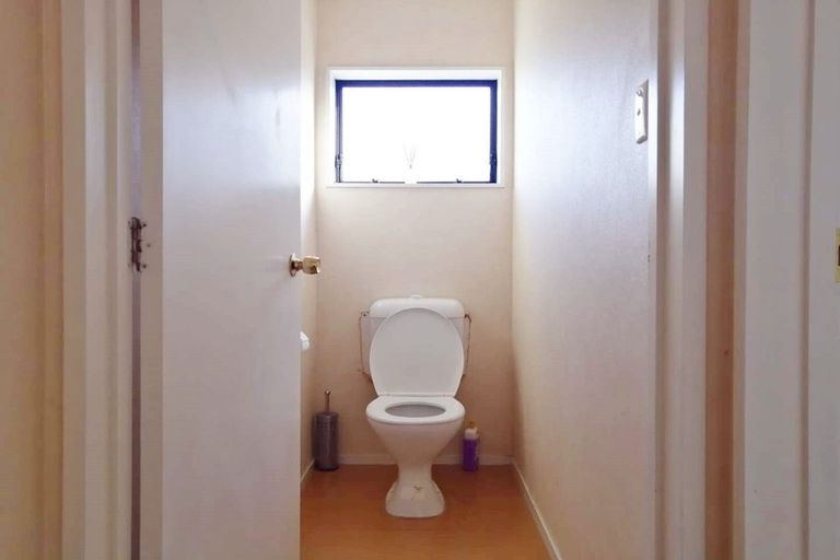 Photo of property in 8a Eske Place, Highland Park, Auckland, 2010