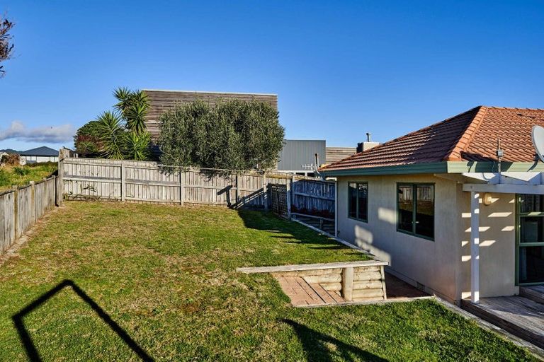 Photo of property in 11 Major Durie Place, Waikanae Beach, Waikanae, 5036