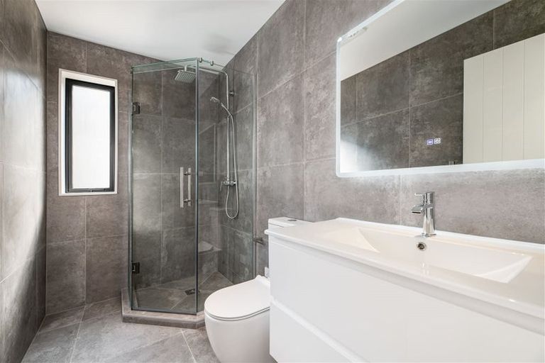 Photo of property in 126 San Valentino Drive, Henderson, Auckland, 0612