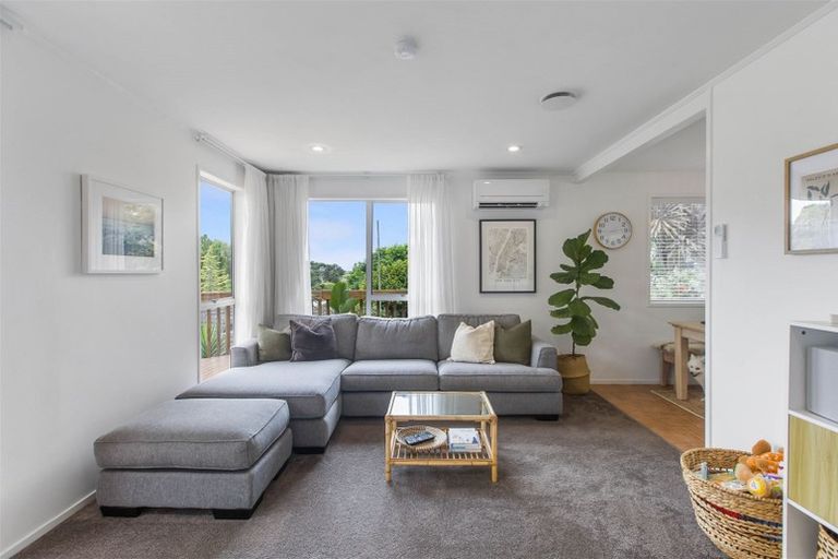 Photo of property in 1/12 Wanita Place, Totara Vale, Auckland, 0629