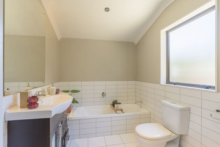 Photo of property in 19 Bluewater Place, Paraparaumu, 5032