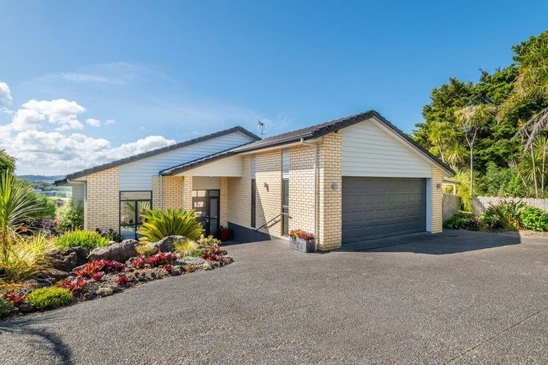 Photo of property in 15 Seagate Place, Red Beach, 0932