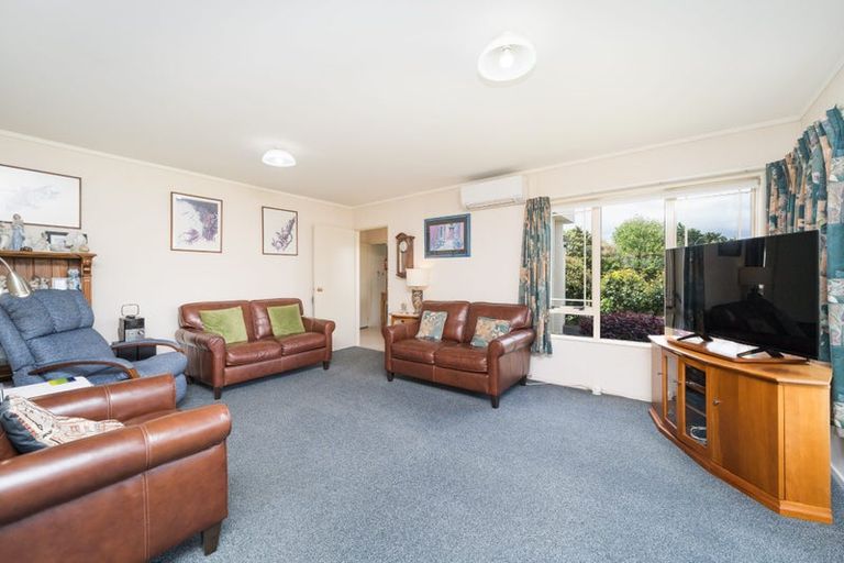 Photo of property in 18 Dalfield Place, Highbury, Palmerston North, 4412