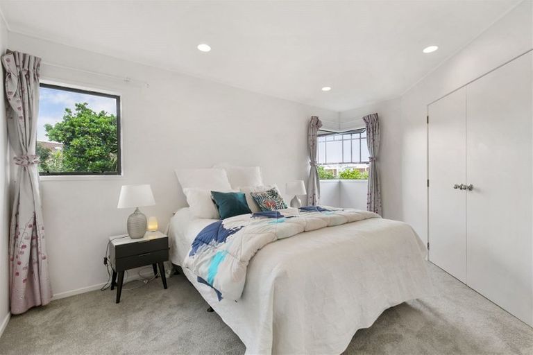 Photo of property in 8 Gillard Place, Eastern Beach, Auckland, 2012