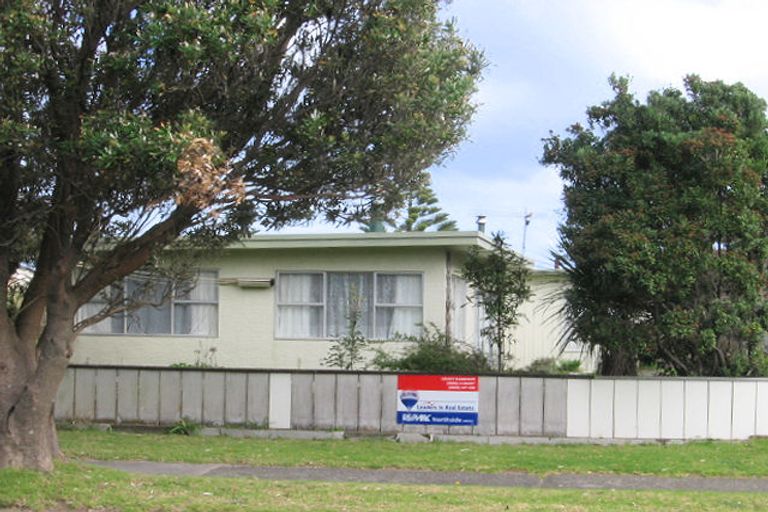 Photo of property in 16 Eruini Street, Waikanae Beach, Waikanae, 5036