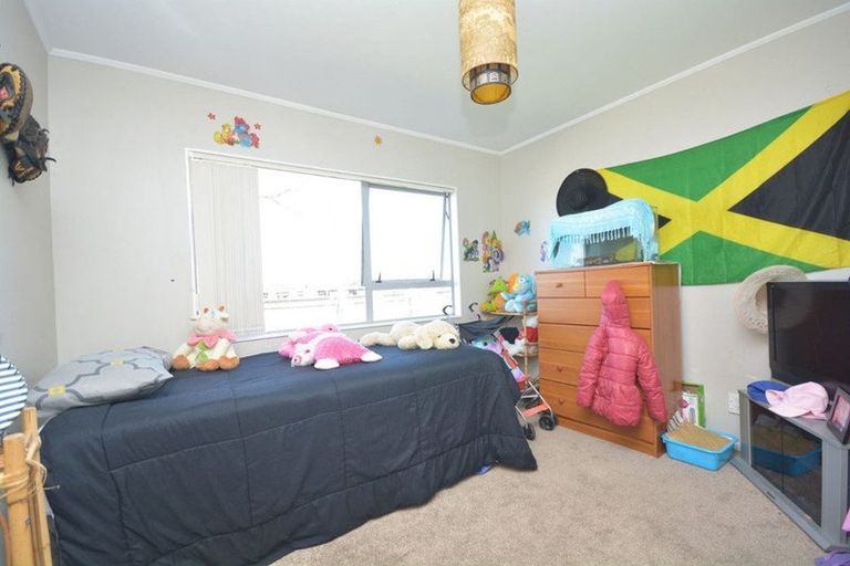 Photo of property in 2 Sunlands Drive, Manurewa, Auckland, 2102