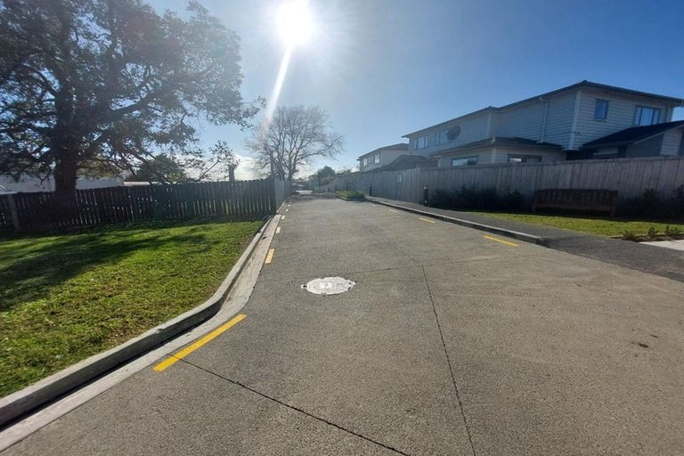 Photo of property in 10 Loughanure Place, Massey, Auckland, 0614