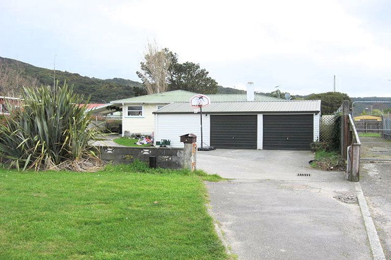 Photo of property in 5 The Strand, Wainuiomata, Lower Hutt, 5014