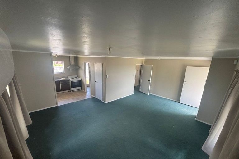 Photo of property in 2/8 Darlington Place, Glendene, Auckland, 0602