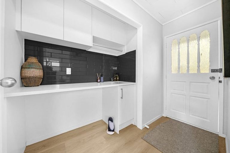 Photo of property in 2/37 Blacklock Avenue, Henderson, Auckland, 0612