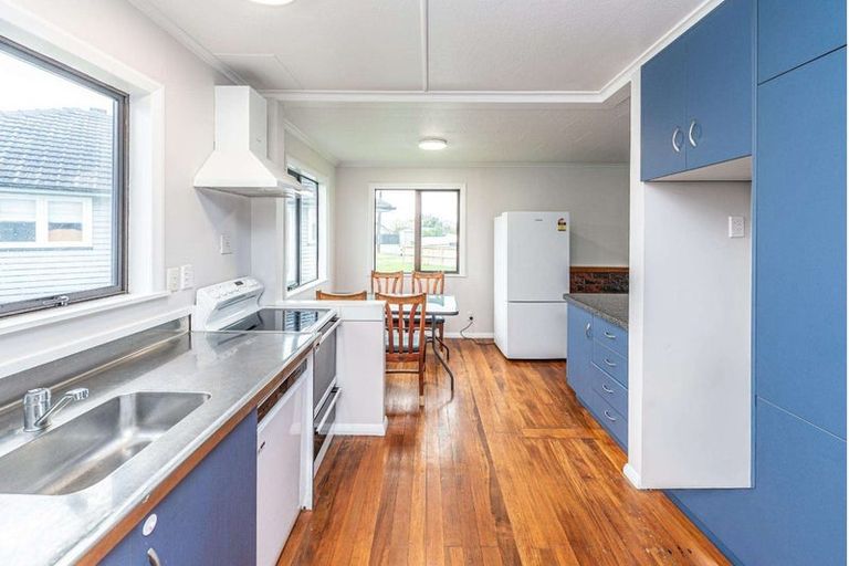 Photo of property in 24 Selwyn Crescent, College Estate, Whanganui, 4500