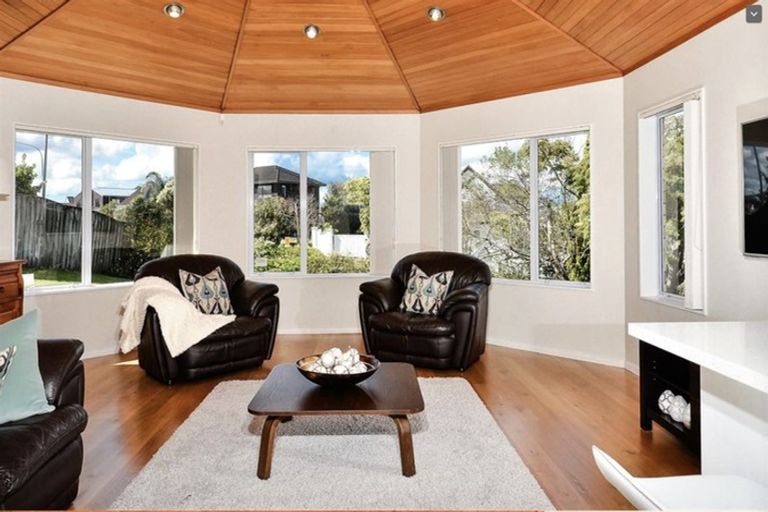 Photo of property in 1 Glucina Avenue, West Harbour, Auckland, 0618