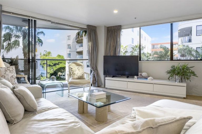 Photo of property in 3g/175 Hurstmere Road, Takapuna, Auckland, 0622