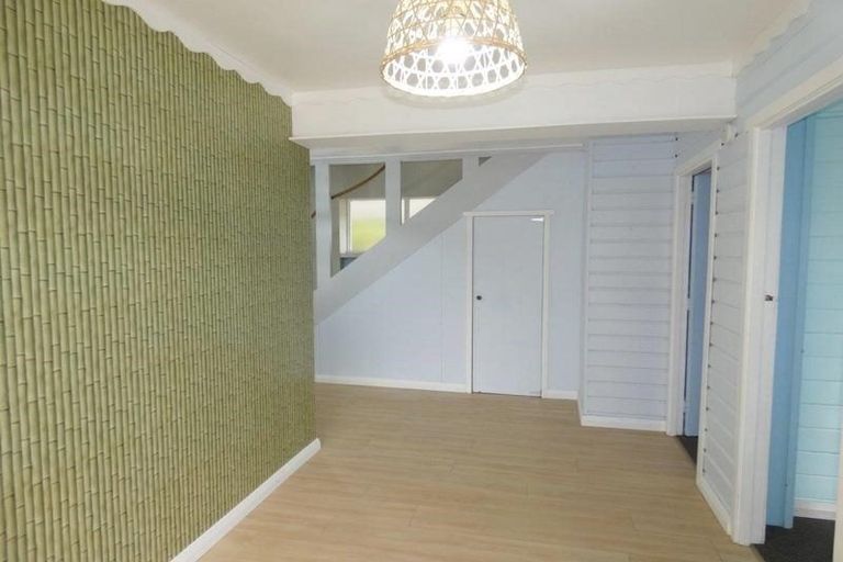 Photo of property in 2 Karoro Road, One Tree Point, 0118