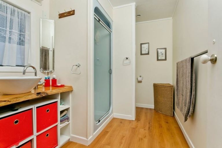 Photo of property in 17 Paramu Avenue, Birkdale, Auckland, 0626