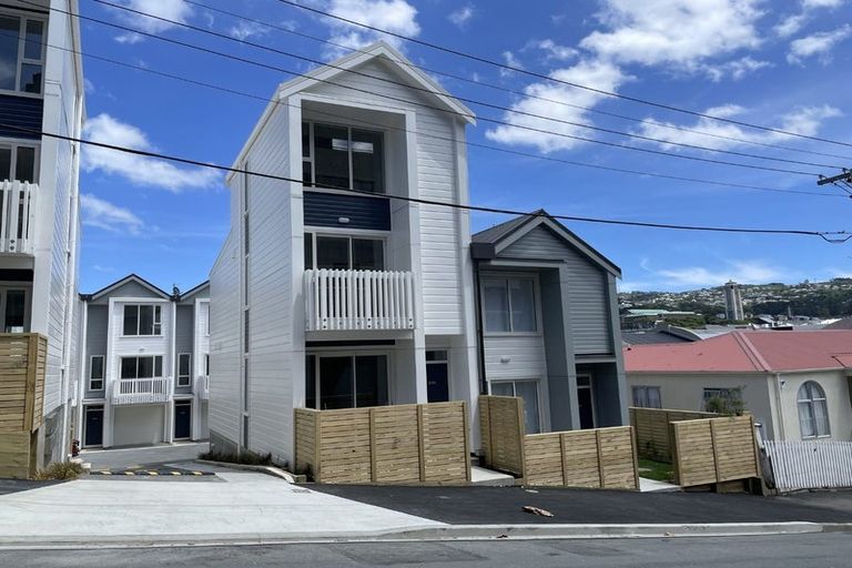Photo of property in 2/30 Pirie Street, Mount Victoria, Wellington, 6011