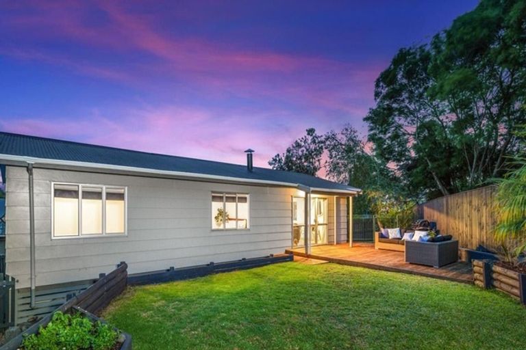 Photo of property in 7 Elizabeth Drive, West Harbour, Auckland, 0618