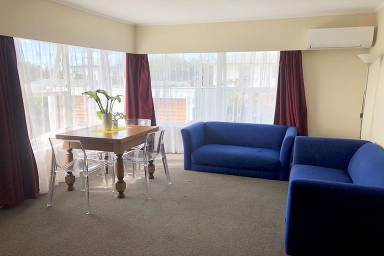 Photo of property in 2/8 Anne Road, Hillcrest, Auckland, 0627