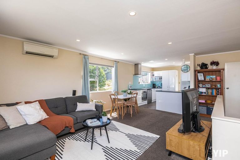 Photo of property in 9a Pimlico Place, Newlands, Wellington, 6037