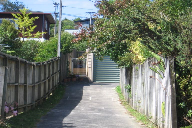 Photo of property in 2/3 Seaton Road, Murrays Bay, Auckland, 0630