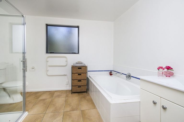 Photo of property in 70 Wood Bay Road, Titirangi, Auckland, 0604