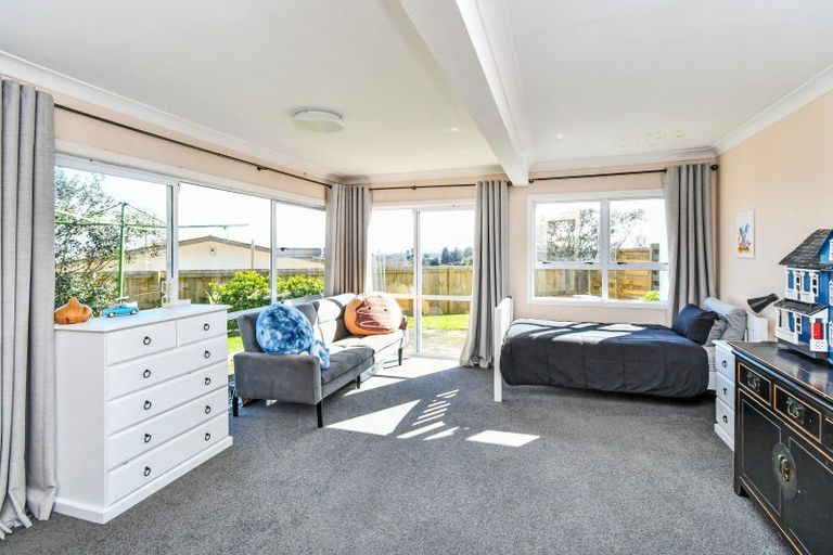 Photo of property in 32 Peverill Crescent, Papatoetoe, Auckland, 2025