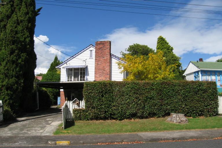 Photo of property in 6 Woolley Avenue, New Lynn, Auckland, 0600
