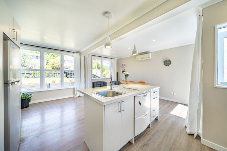 Photo of property in 42 Taylor Terrace, Tawa, Wellington, 5028