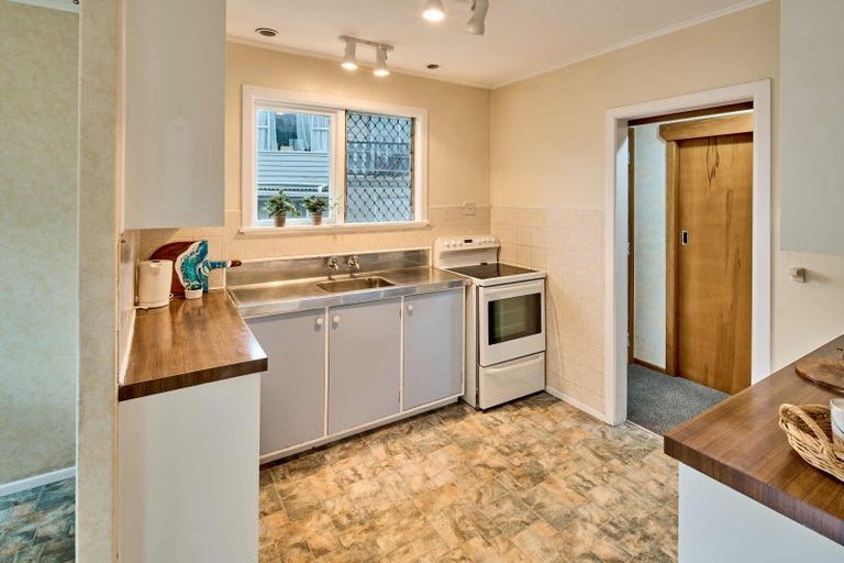 Photo of property in 16 Clematis Grove, Maungaraki, Lower Hutt, 5010