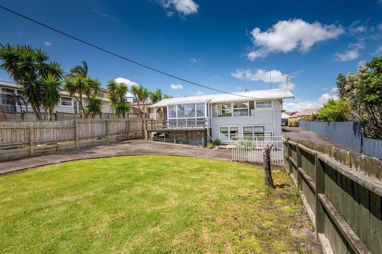 Photo of property in 20 Bay Street, Red Beach, 0932
