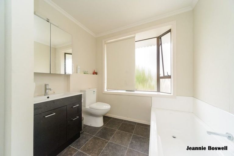Photo of property in 14 Wikiriwhi Crescent, Awapuni, Palmerston North, 4412