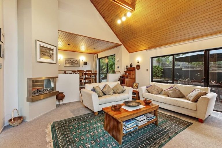 Photo of property in 27 Homewood Place, Chatswood, Auckland, 0626